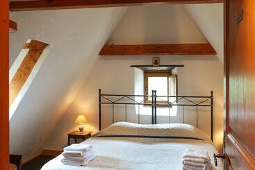 민박 Chambre D'hôtes La Rossillonie