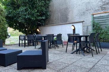 ホテル Hôtel Le Lacuzon