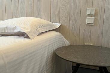 Отель Hôtel Le Lacuzon