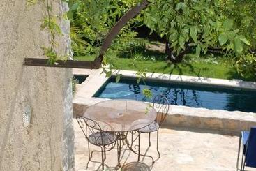 تختخواب و صبحانه Les Orangers