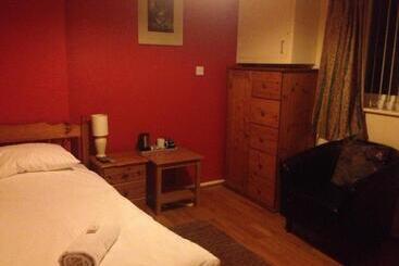 مبيت وإفطار Red Lion Accommodation