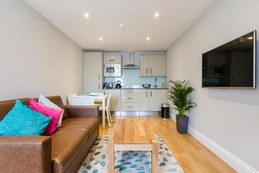 בית מלון כפרי The Lion Gate Mews