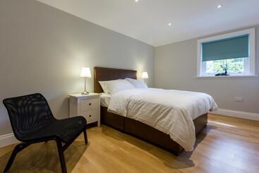 Отель The Lion Gate Mews