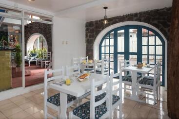 Общежитие Hostal North Seymour