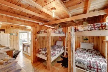 Mökkimajoitus Lovely Maine Cabin W/ Deck, Gas Grill & Fire Pit!