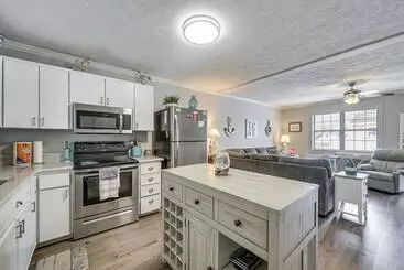 Mökkimajoitus Sunny North Myrtle Beach Home: Walk To Ocean!