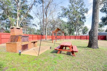 קוטג'' Beautiful Hinesville Retreat W/ Lanai & Pool!