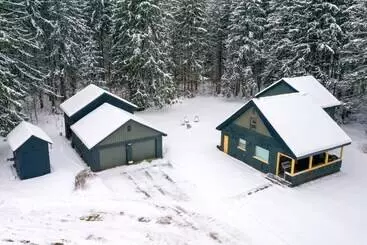Farmhouse Cottage W/ Hot Tub, Near Titus Mountain!