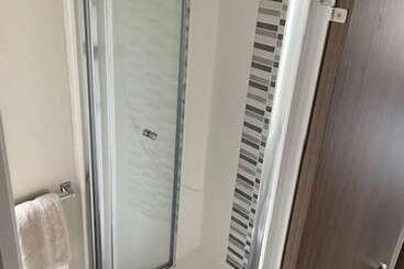 Premium 2 Bed Caravan Sleeps 6 With Huge Decking