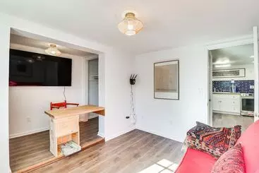 Eclectic Stone Cottage, Walk To Downtown Staunton!