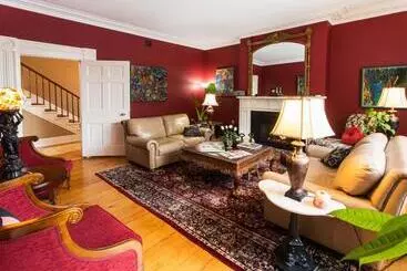 هتل Historic Lyons House