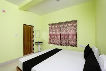 هتل Oyo Gurukrupa Lodge