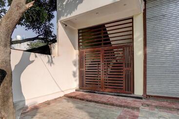 Hotel Oyo Flagship Hira Royal Palace And Lawn