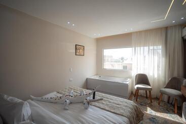 酒店 Tuya Pyramids