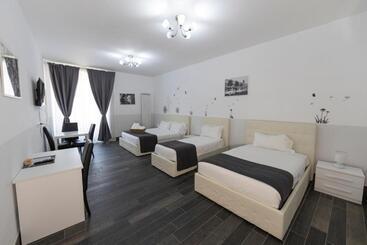 مسافرخانه Arch Rome Suites