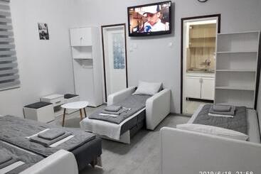 هاستل Apartmani Pinokio
