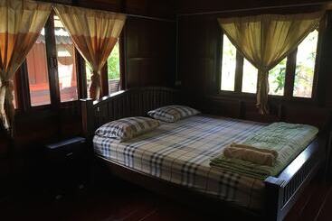 Отель Baan Kong Homestay