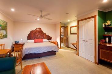 Hotel Artisan Spa Views B&b And Cottage