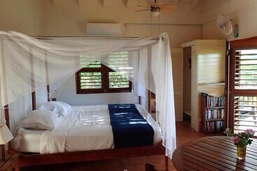 Hôtel Two Bays Beach Villa Apartment And Studios