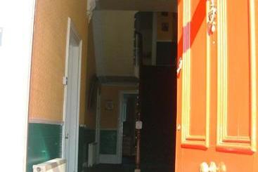 민박 Claremont House