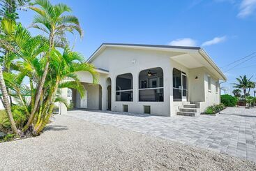 Hus på landet Manasota Key Home W/ Screened Porch: Walk To Beach