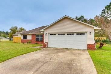 Hus på landet Pet Friendly Home W/ Yard   8 Mi To Perdido Keys!