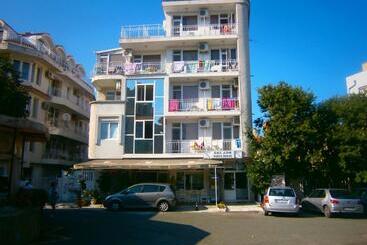 Family Hotel White House