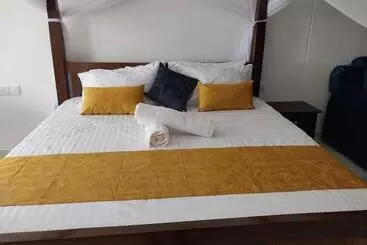 تختخواب و صبحانه Serenity Cove