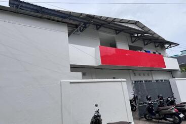 Hotelli Oyo 93858 Kost Reski 2