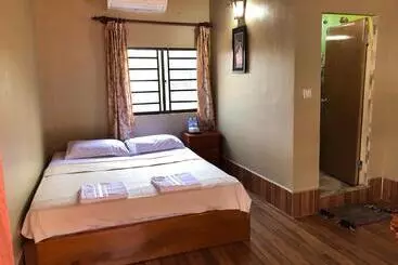 Hotel Blue Moon Guesthouse And Bar