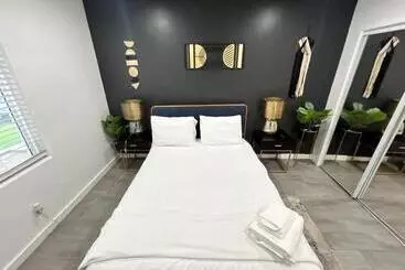 هتل آپارتمان Luxury Mid City Home With Firepit