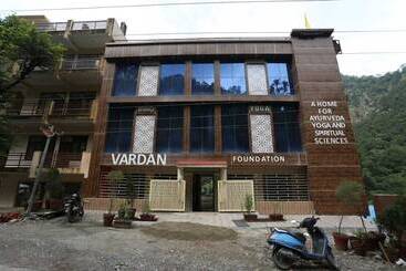 Bed and Breakfast Vardan Hotel  Ayur Stay