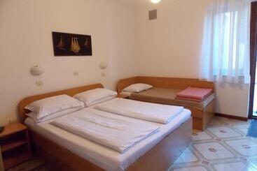 Bed and Breakfast Apartments & Rooms Karmen