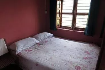 تختخواب و صبحانه Dinesh House