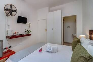 تختخواب و صبحانه The Dorr Guesthouse