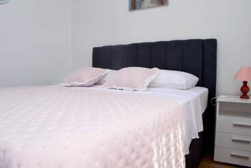 بنسيون Room In Apartment Charming Apartment Venilia Blue, Sleeps 4