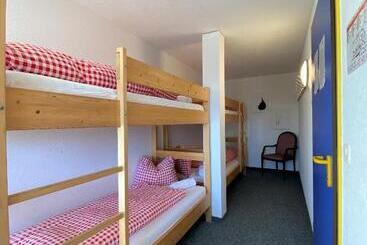 هاستل Berggasthaus First   Only Accessible By Cable Car