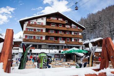 Hotel The Larix Ski In Ski Out