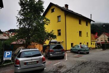 Pensionat Lux Apartments And Rooms Dogs Baronesse Idrija