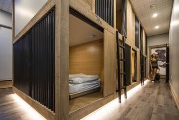 Hostel The Raging Elk Adventure Lodging