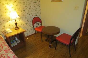 Отель Queen Bee