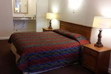 Hotel Country Regency Inn & Suites