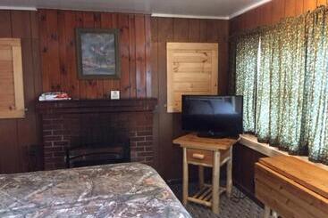 Motel Pine Knoll Hotel Lakeside Lodge & Cabin
