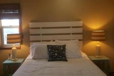 Отель Beaches Inn | Sandpiper Pier Cottage