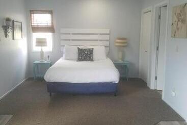 Hotel Beaches Inn | Sandpiper Pier Cottage