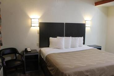 مُتل Evergreen Inn And R.v