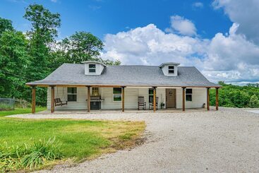 Landhus Fire Pit & Grill: Pet Friendly Lake Ozark Cabin!