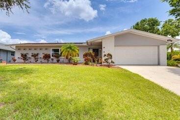 Dom wiejski Pool & Screened In Patio: Tropical Florida Abode