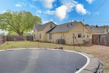 Hus på landet Cozy Oklahoma Family Home W/ Private Yard & Grill