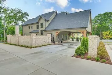 Mökkimajoitus Idyllic Belmont Home < 1 Mi To Historic District!